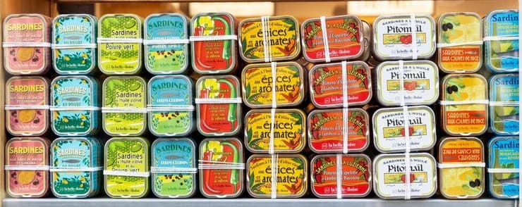 קופסאות צבעוניות ונוסטלגיות. סרדינים בחנות בצרפת (צילום: David Calvert, shutterstock) קופסאות סרדינים בחנות בצרפת