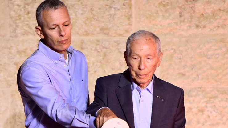 משה הררי מדליק משואה (צילום: רפי בן חקון/יד ושם) עצרת הפתיחה הממלכתית ליום הזיכרון לשואה ולגבורה
