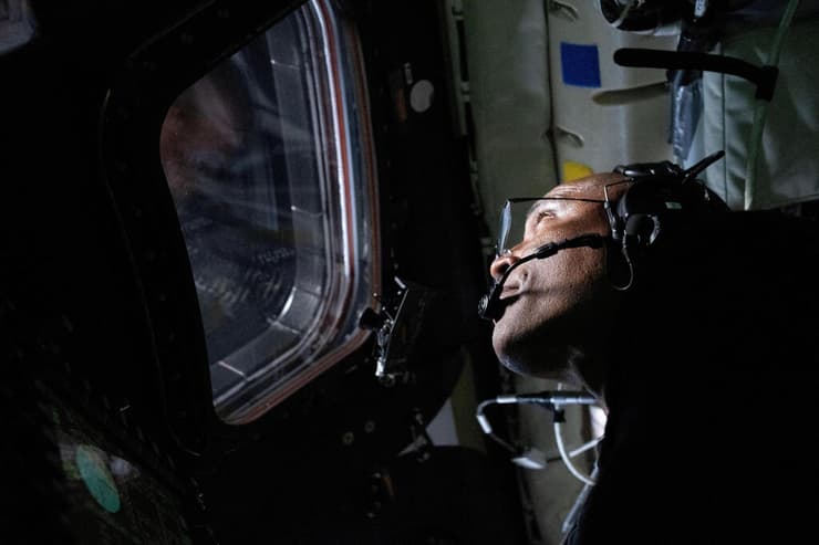 הטייס ויקטור גלובר מביט מבעד לחלון חללית אוריון כחלק ממשימת ארטמיס 2