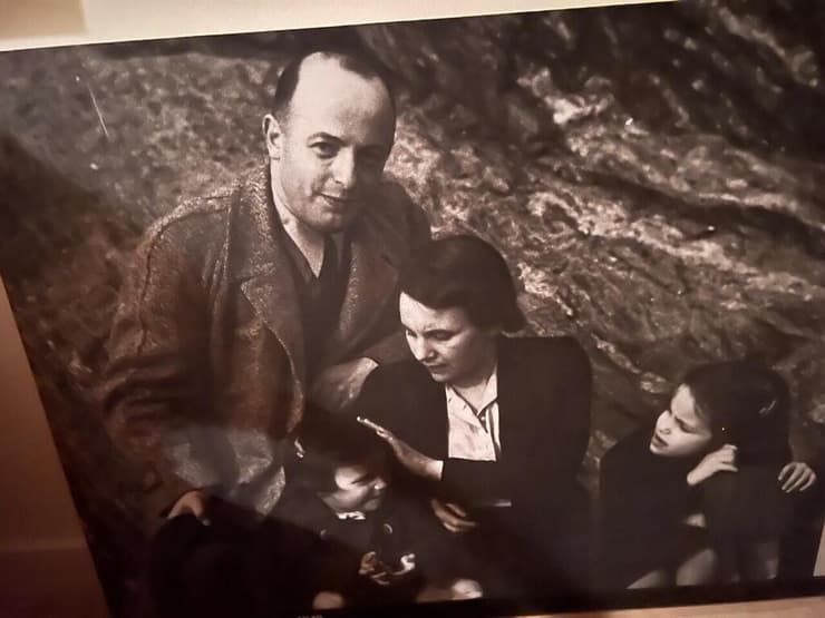 הלן, אחותה והוריה לאחר שהגיעו לאמריקה (צילום: אלבום משפחתי) הלן חרש, אחותה והוריה לאחר שהגיעו לאמריקה