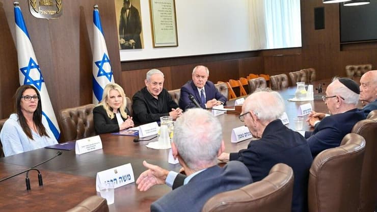 ראש הממשלה בנימין נתניהו ורעייתו שרה נתניהו נפגשו אתמול עם שורדי שואה שנבחרו להשיא משואה ביום הזיכרון לשואה ולגבורה, במשרד ראש הממשלה בירושלים