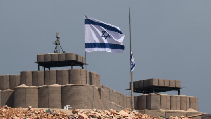 דגל ישראל במוצב צה"ל בדרום לבנון