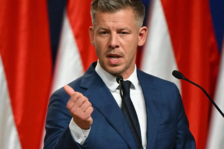 ראש ממשלת הונגריה הנבחר פטר מדיאר מסיבת עיתונאים יום אחרי הניצחון