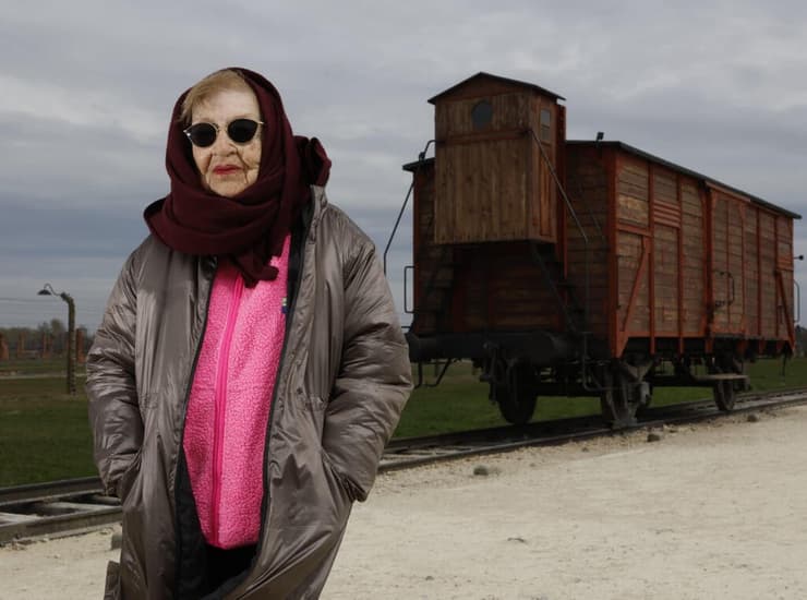 רינה צ'צ'קס אקסלברד במחנה בירקנאו