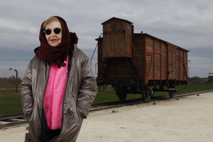 רינה צ'צ'קס אקסלברד במחנה בירקנאו (צילום: זיו קורן) רינה צ'צ'קס אקסלברד במחנה בירקנאו