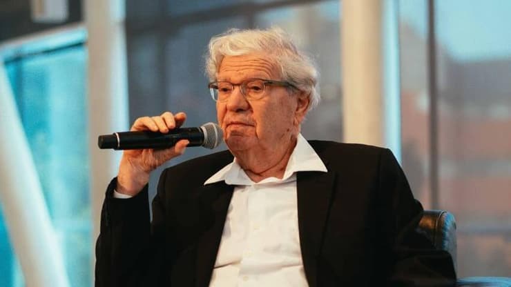 אמר על נתניהו ב-2022: "מגדולי המגינים על מערכת המשפט". אהרן ברק (צילום: אייל אפרתי) אהרן ברק ב"זיכרון בסלון"
