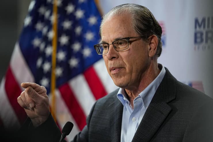 הסנאטור מייק בראון, רפובליקני מאינדיאנה