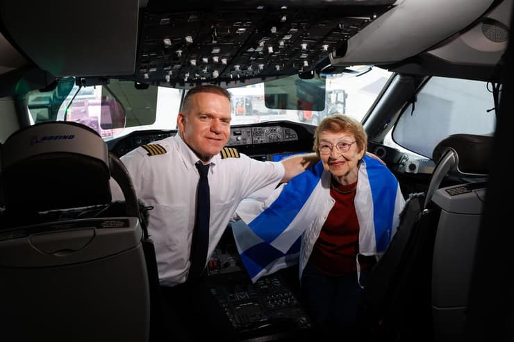 רינה צ'צ'קס אקסלברד עם בנה, קברניט אל על אריק צ'צ'קס אקסלברד, בקוקפיט של מטוס 787 (צילום: זיו קורן) רינה צ'צ'קס אקסלברד עם בנה, קברניט אל על אריק צ'צ'קס אקסלברד, בקוקפיט של מטוס 787