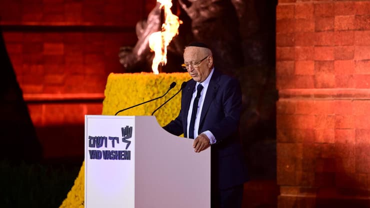 מנחם נאמן נושא את תפילת אל מלא רחמים (צילום: רפי בן חקון/יד ושם) עצרת הפתיחה הממלכתית ליום הזיכרון לשואה ולגבורה