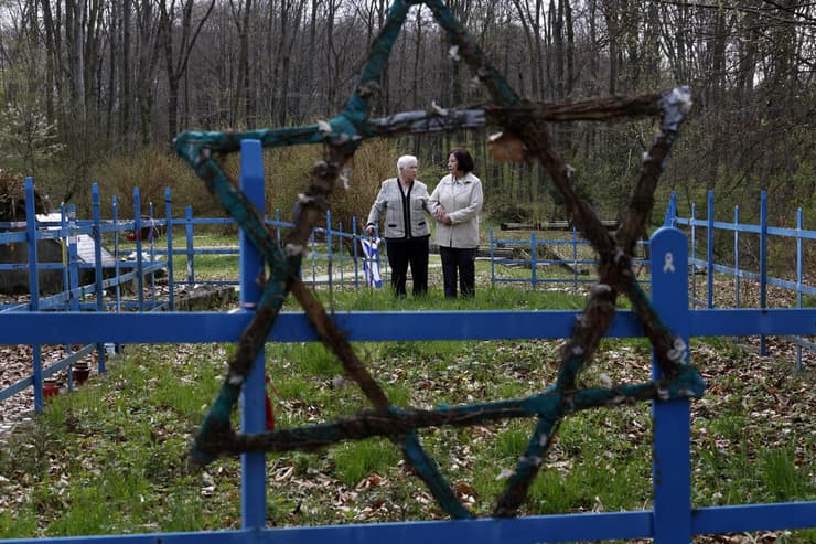 אסיה אליהו (מימין) וזינה פרידלנד בבור ההריגה ליד טרנוב, פולין (צילום: זיו קורן) אסיה אליהו (מימין) וזינה פרידלנד בבור ההריגה ליד טרנוב, פולין