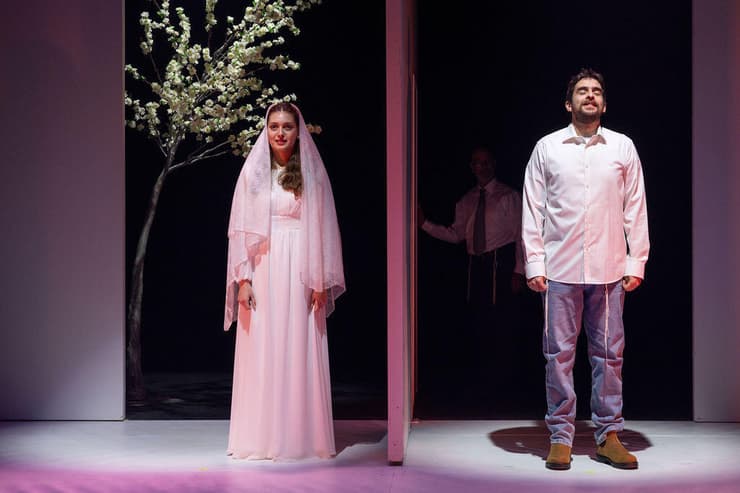 מתוך ההצגה "מי שסוכתו נופלת" בתיאטרון החאן