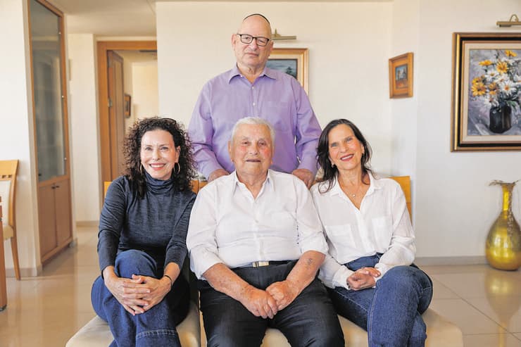 יוסף (יוסקה) הרשקוביץ עם בנותיו אתי מונד (מימין) וגילה גברון. עומד מאחור: ד"ר יואל רפל (צילום: זיו קורן) יוסף (יוסקה) הרשקוביץ עם בנותיו אתי מונד (מימין) וגילה גברון. עומד מאחור: ד"ר יואל רפל