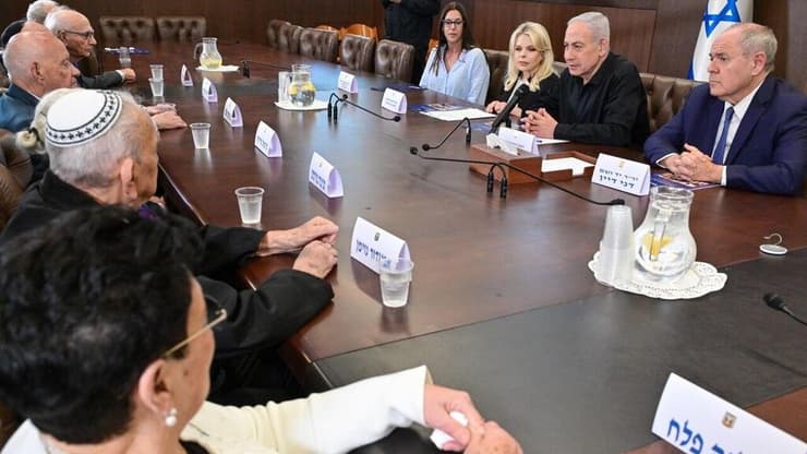 ראש הממשלה בנימין נתניהו ורעייתו שרה נתניהו נפגשו אתמול עם שורדי שואה שנבחרו להשיא משואה ביום הזיכרון לשואה ולגבורה, במשרד ראש הממשלה בירושלים