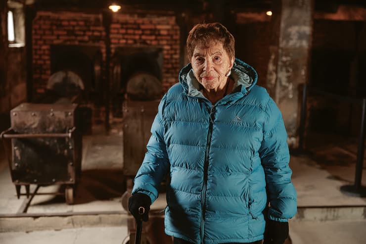 דורית (לורנט) כרמלי ליד הקרימטוריום באושוויץ (צילום: זיו קורן) דורית (לורנט) כרמלי ליד הקרימטוריום באושוויץ