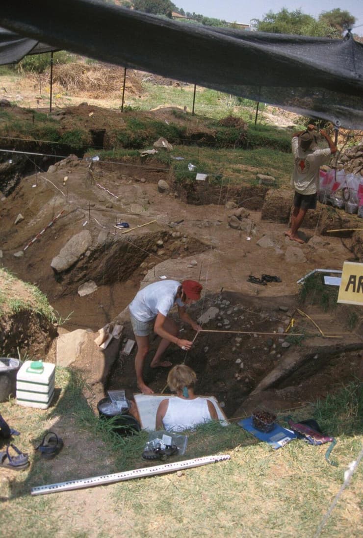 החפירות הארכאולוגיות בגשר בנות יעקב