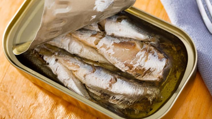 ממאכל צנוע לכוכב אינסטה. סרדינים בקופסה (צילום: BearFotos, shutterstock) סרדינים