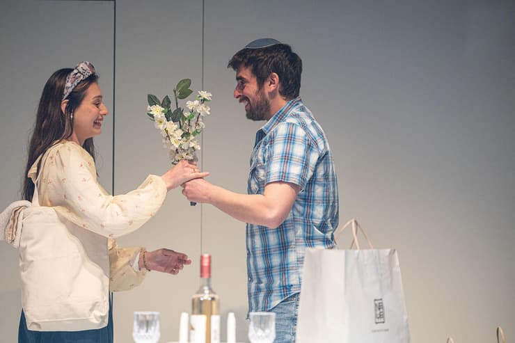 שחר נץ ואנה פוגטש, בתפקידי ביני ואסתר בהצגה "מי שסוכתו נופלת"