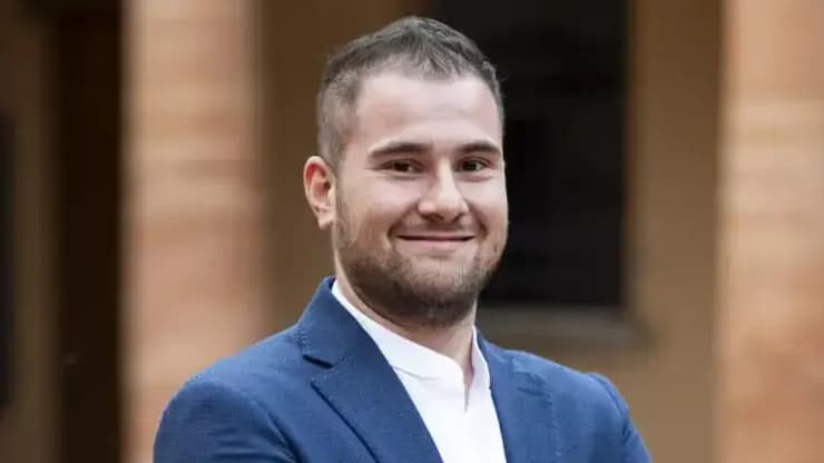 לוקה ספאדה, נהג האמבולנס שחשוד שרצח שישה קשישים באמצעות הזרקת אוויר (צילום: רשת X) לוקה ספאדה, נהג אמבולנס איטלקי שחשוד שרצח שישה קשישים באמצעות הזרקת אוויר