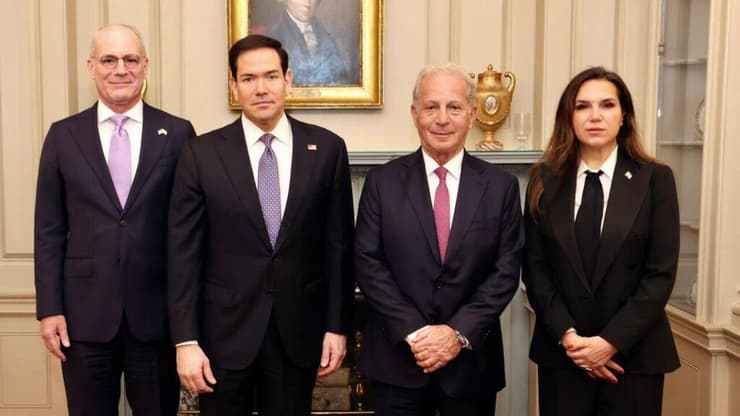 מימין: שגרירת לבנון בארה"ב נאדה חמאדה, שגריר ארה"ב בלבנון מישל עיסא, מזכיר המדינה האמריקני מרקו רוביו ושגריר ישראל בארה"ב יחיאל לייטר (צילום: שמוליק עלמני, שגרירות ישראל בוושינ) פגישת המשא ומתן בין שגרירת לבנון לשגריר ישראל בארה"ב