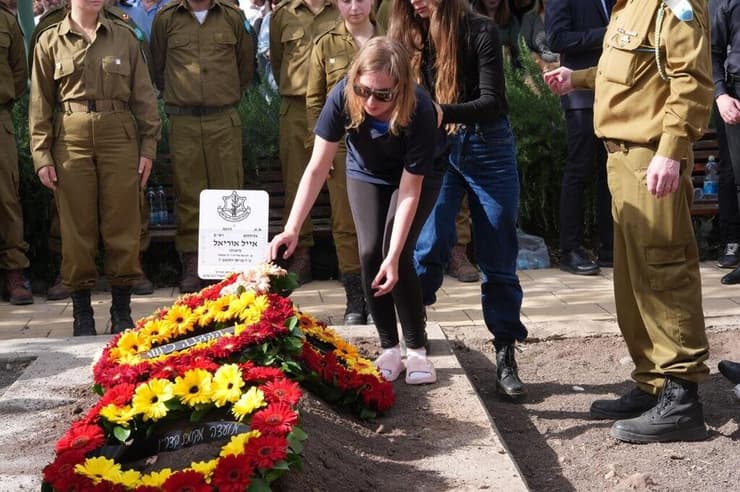 יאסה, רעייתו של אייל אוריאל בהלוויה (צילום: אפי שריר) הלווייתו של רס"ם אייל אוריאל ביאנקו ז"ל בבית העלמין בקצרין