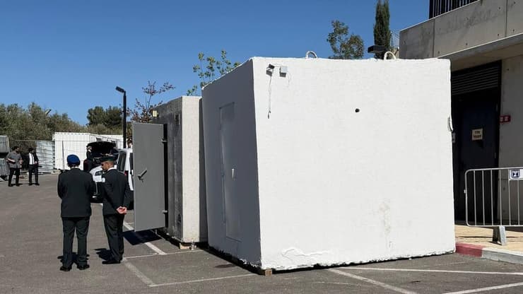 טקס הנחת הזרים ביד ושם ללא קהל