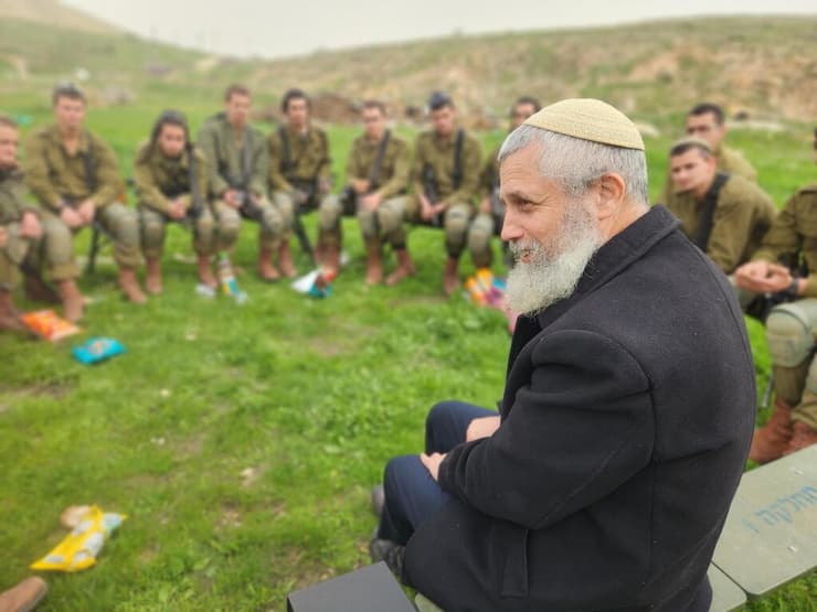 הרב תמיר גרנות פוגש תלמידים לוחמים במהלך המלחמה