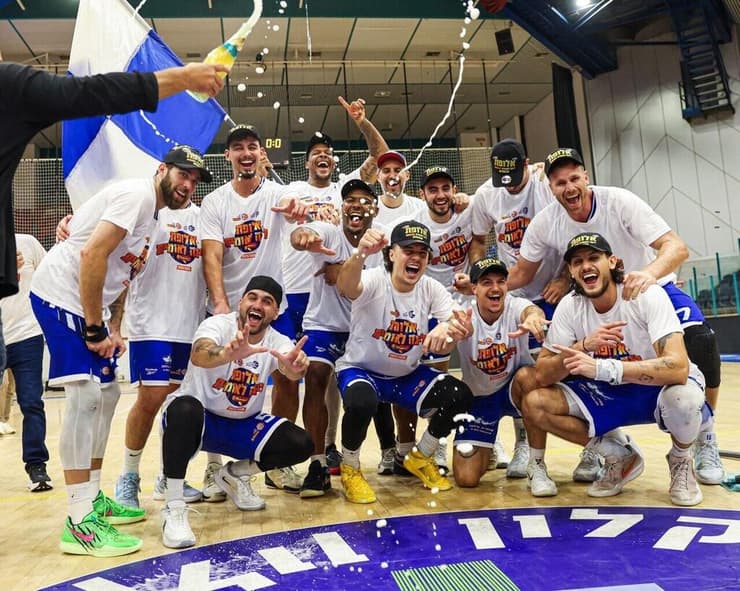 שחקני אילת חוגגים את העלייה לליגת העל. "חלק מהדברים שחשבתי שצריך לעשות שם לא כל כך התקבלו" (צילום: יעל אמסילי מנהלת ליגה לאומית Winner) הפועל אילת חזרה לליגת העל