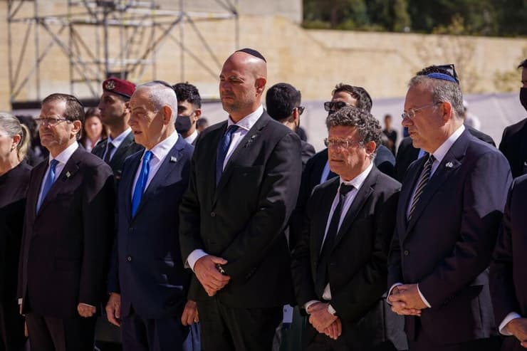 נשיא העליון עמית עומד לצד יו"ר הכנסת אוחנה בטקס (צילום: שלו שלום ) רה"מ בנימין נתניהו, נשיא ביהמ"ש העליון יצחק עמית, יו"ר הכנסת אמיר אוחנה ונשיא המדינה יצחק הרצוג בטקס הנחת הזרים ביד ושם