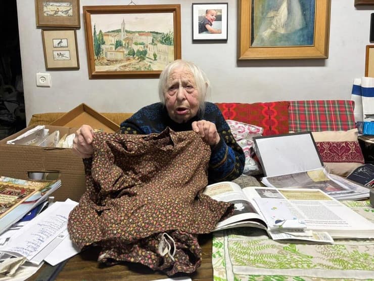 תפרה שמלות במחנה הריכוז. 