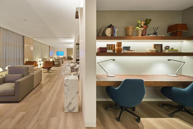 פינות עבודה לצד אזורי ישיבה (צילום: ליאור טייטלר) טרקלין ה-TOP PLATINUM של אל על