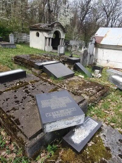 כמה מהמצבות שחוללו