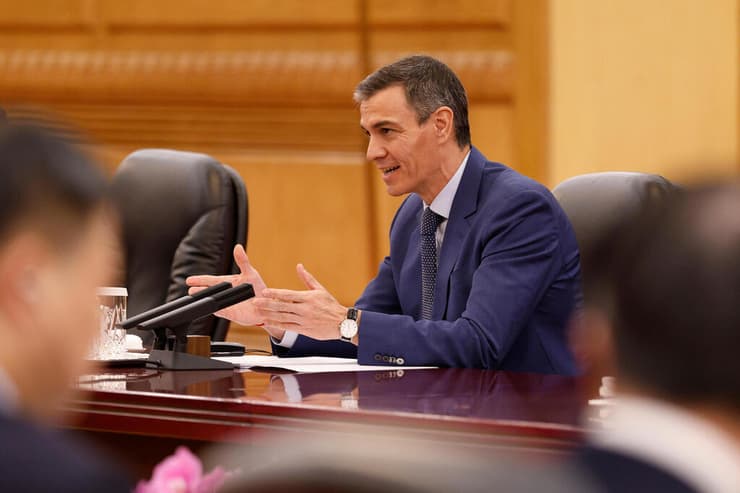 ראש ממשלת ספרד סנצ'ס בבייג'ינג. "רק ישראל מפרה את החוק הבינלאומי באופן יסודי" (צילום: Haruna Furuhashi/Pool Photo via AP) פדרו סנצ'ס, ראש ממשלת ספרד