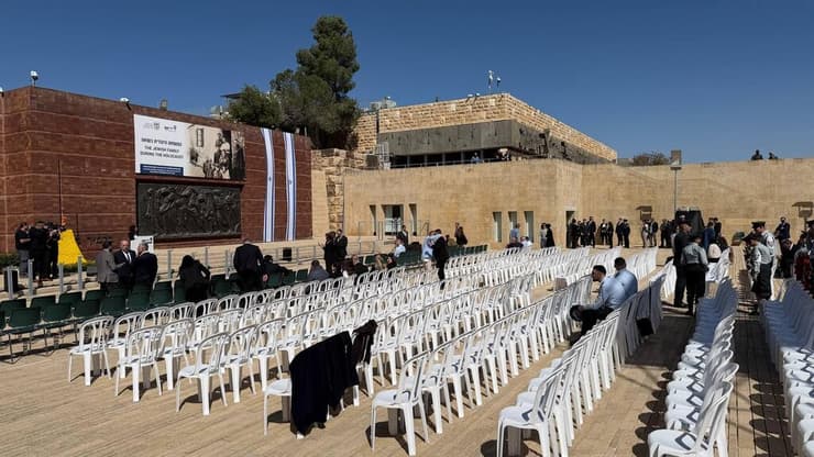 טקס הנחת הזרים ביד ושם ללא קהל