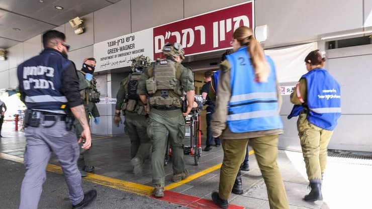 ההעברה לחדר המיון (צילום: באדיבות ביה"ח רמב"ם ) פנוי לוחמי צה"ל שנפצעו בלבנון לביה"ח רמב"ם