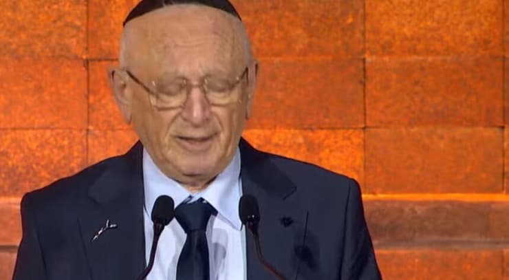 מנחם נאמן במהלך התפילה (צילום: לע"מ, מתוך שידור הטקס) מנחם נאמן במהלך התפילה