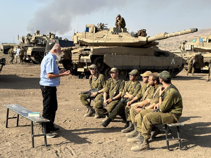הרב יעקב מדן במפגש עם תלמידים המשרתים כלוחמים