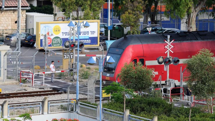 רכבת בכניסה למתחם תחנת הרכבת בקריית מוצקין