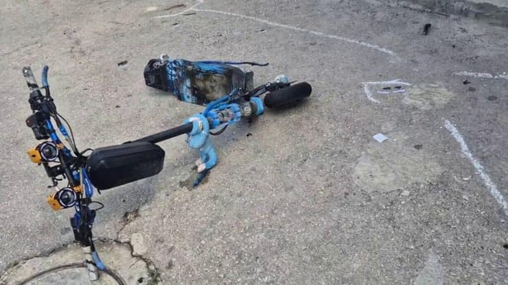 הקרוקינט שעליו רכב מסארוה. המשטרה השאירה אותו בזירה זירת הרצח בכפר קרע בה נרצח יזן מסארוה