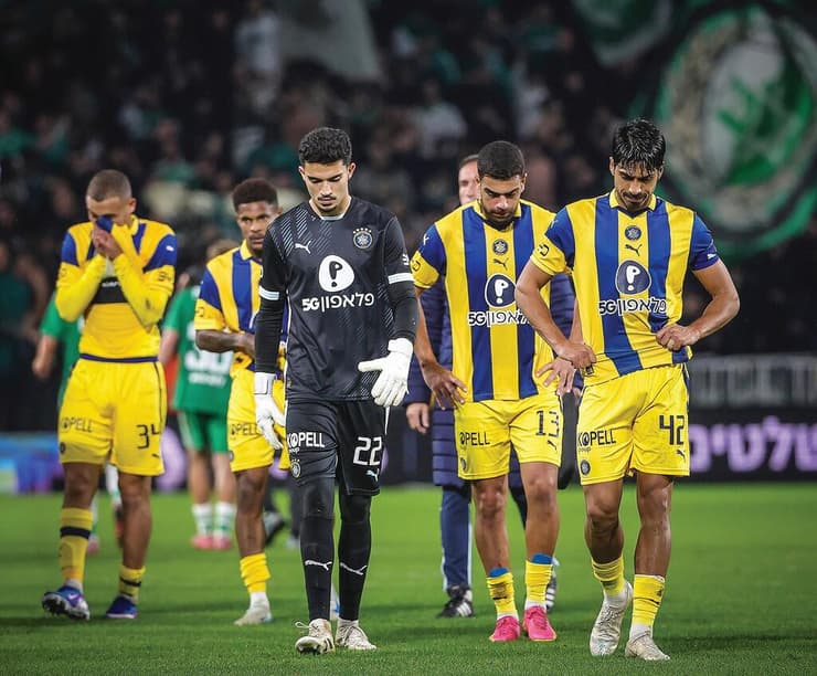 לא בתקופה טובה. שחקני מכבי ת"א (צילום: עוז מועלם) שחקני מכבי ת"א