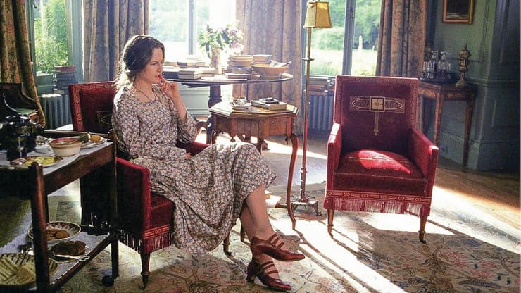 ניקול קידמן בתקפיד וירג'יניה וולף בסרט 'השעות', המתכתב עם הרומן 'מרת דאלוויי'