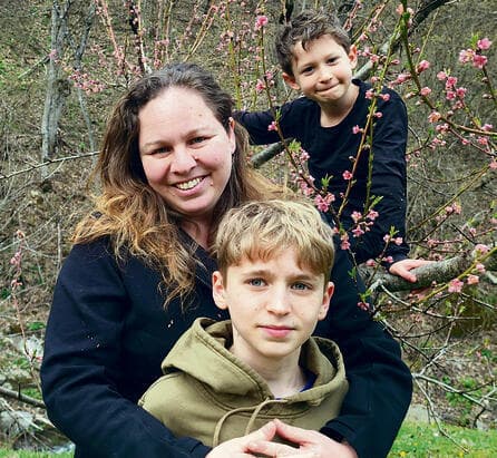 כפר ליד העיירה טטוון בולגריה מקימות: ג'ני ענבי (בתמונה, עם הילדים) ומאיה וינברג החזון: קהילת שכנים, שחיים בפשטות בטבע השטח המיועד: 32 דונם, ל־ 15 משפחות