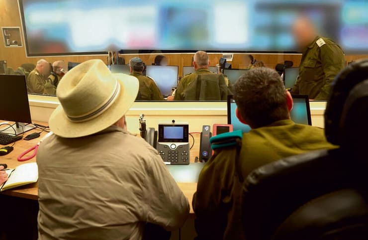 בתוך הבור (עם הכובע: דרור פויר). “התיישבות בלבנון? אלה הגיגים של אנשים שלא מייצגים דבר"