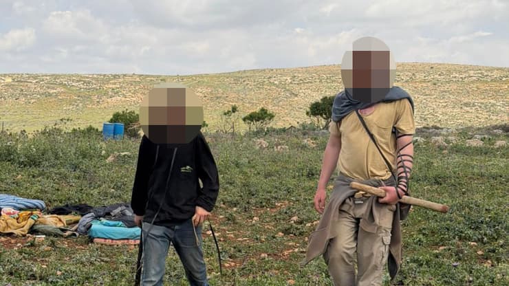 "קשקוש בלבוש". נערי גבעות מול סיור ישראלי (צילום: רון בן ישי ) סיור של רון בן ישי ביו"ש בעקבות הטרור היהודי
