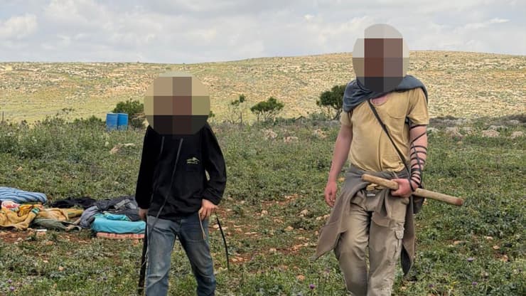 עם כיפות, תפילין ונבוטים. "הקב"ה נתן לנו את הארץ הזו והיא שלנו" (צילום: רון בן ישי ) סיור של רון בן ישי ביו"ש בעקבות הטרור היהודי