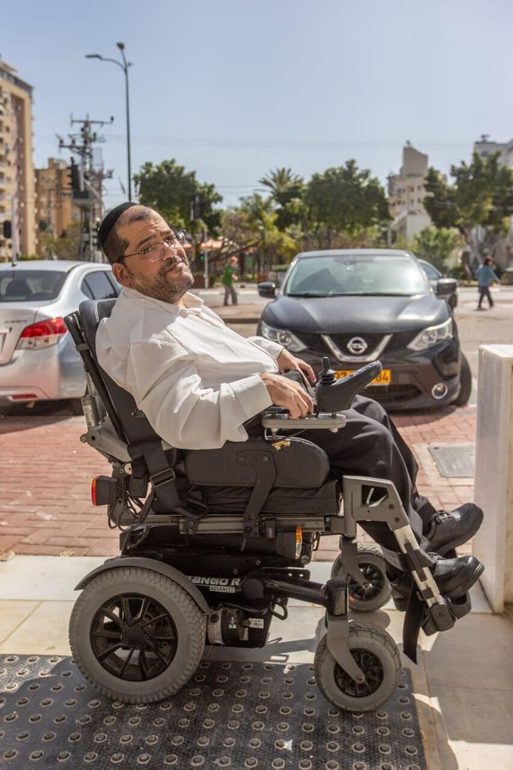 "לא מחפש לתבוא, רק מבקש את הזכות שלי". רואש בכניסה לבניין (צילום: עידו ארז) אברהם רואש, עורך דין המרותק לכיסא גלגלים, אינו יכול לשוב לדירת הדיור הציבורי שלו בנתניה לאחר פרויקט תמ"א 38