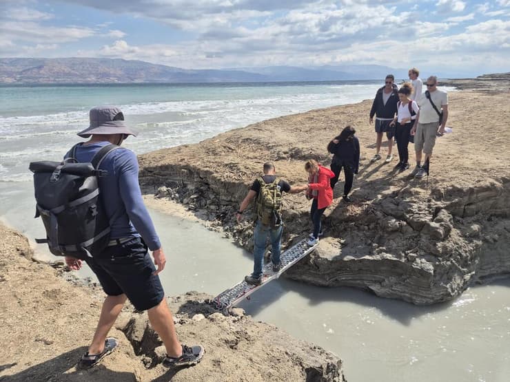 עוברים בעזרת הגשר הנייד