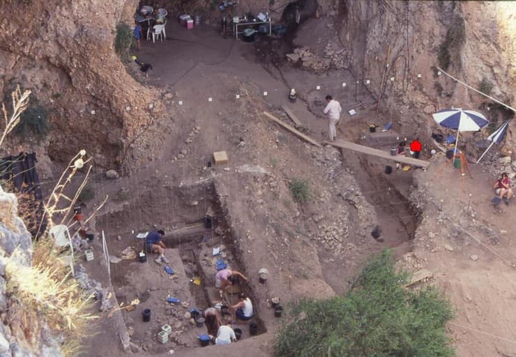 החפירות הארכאולוגיות שבוצעו בראשית שנות ה-90 במערת עמוד