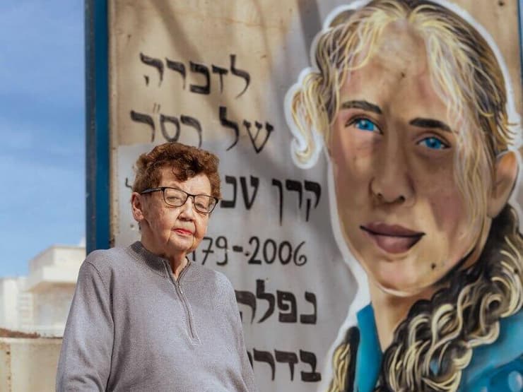 ריואנה טנדלר ליד הגרפיטי של בתה. "כואב לי לחשוב שזכרך יימחה מהעולם הזה כאילו מעולם לא היית" (צילום: טל שחר ) ריואנה טנדלר, אימה של קרן טנדלר ז"ל שנפלה במלחמת לבנון השנייה