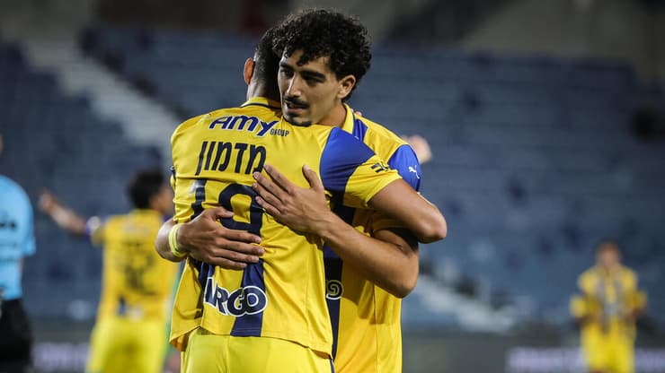 שמרו את העונה בחיים. מדמון ורביבו חוגגים ניצחון צהוב (צילום: עוז מועלם ) חצי גמר גביע המדינה מכבי ת"א רוי רביבו אלעד מדמון מכבי חיפה