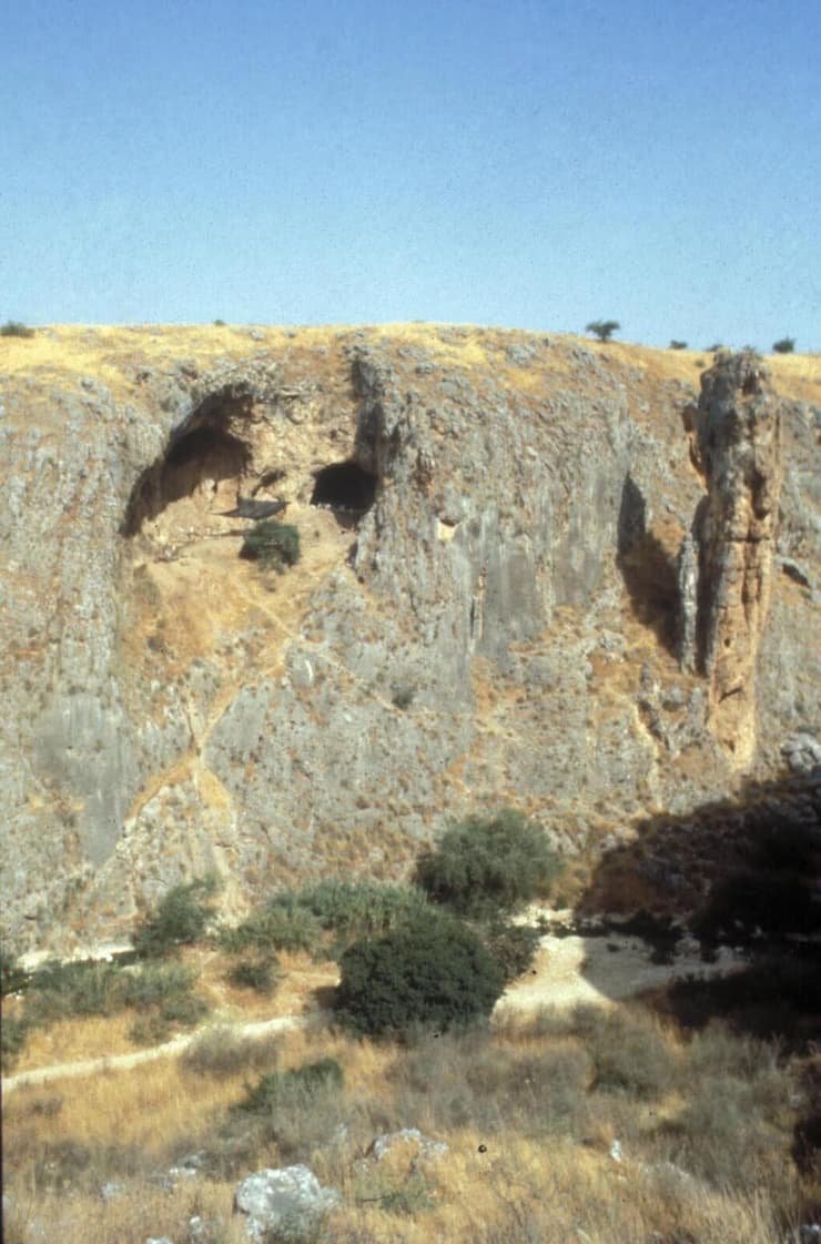 מערת עמוד, היכן שהתגלו שרידי השלד של התינוק הניאנדרטלי